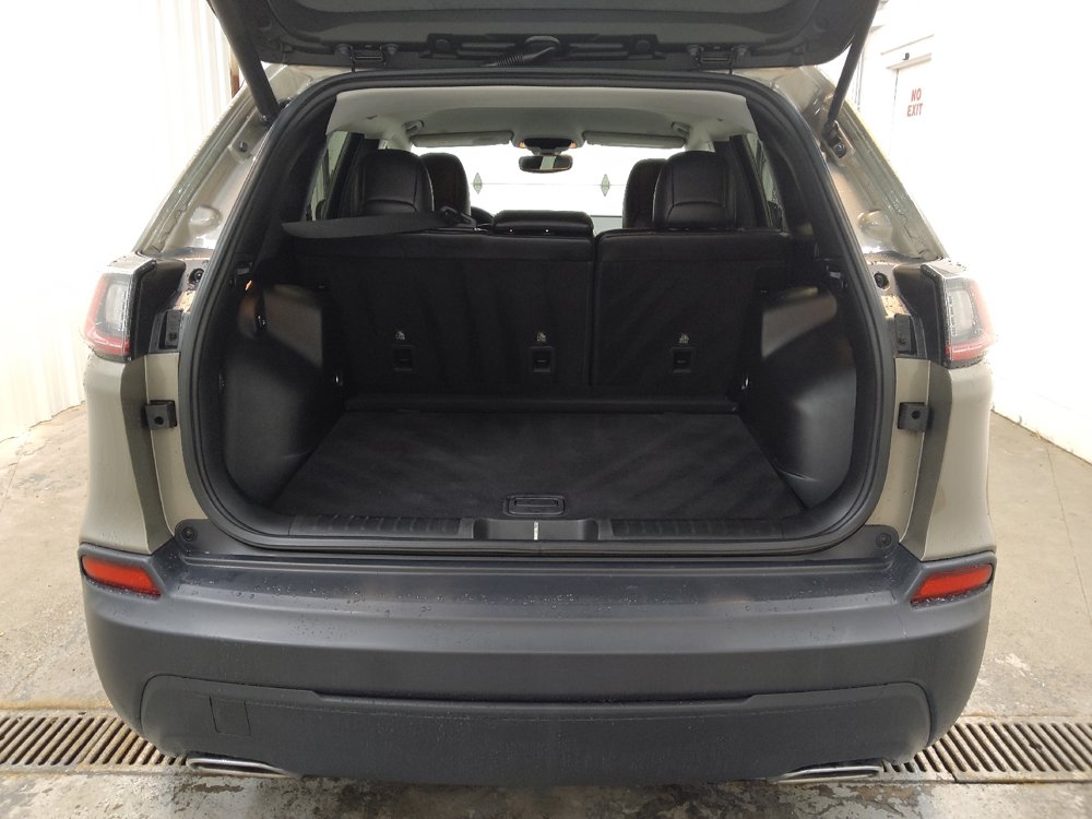 Used 2019 Jeep Cherokee Latitude Plus w/ Comfort/Convenience Group FWD image 29
