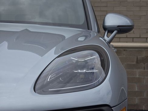 Certified 2024 Porsche Macan image 13