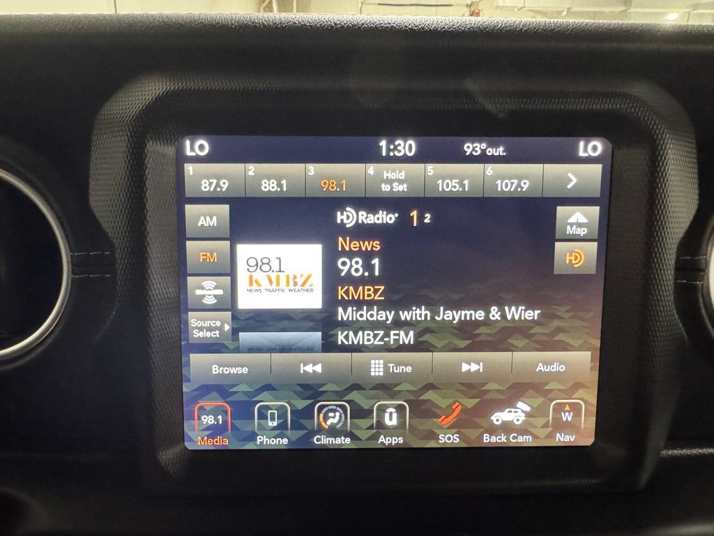 Used 2021 Jeep Wrangler Unlimited Sahara w/ Uconnect 4C Nav & Sound Group AWD/4WD image 3