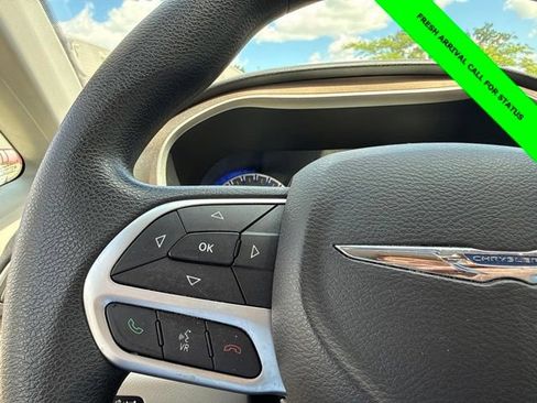 Used 2017 Chrysler Pacifica Touring FWD image 28