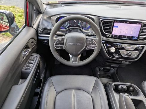 Certified 2025 Chrysler Pacifica Select FWD image 13