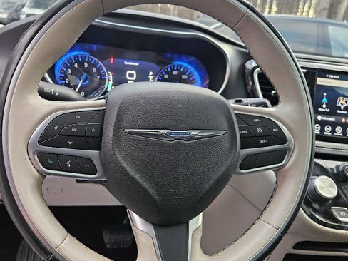 Used 2020 Chrysler Pacifica Limited image 24