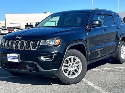 Used 2018 Jeep Grand Cherokee Laredo AWD/4WD image 3