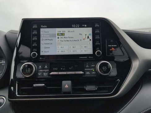 Used 2021 Toyota Highlander LE AWD/4WD image 28