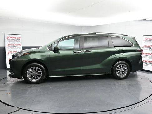 Used 2023 Toyota Sienna XLE image 5