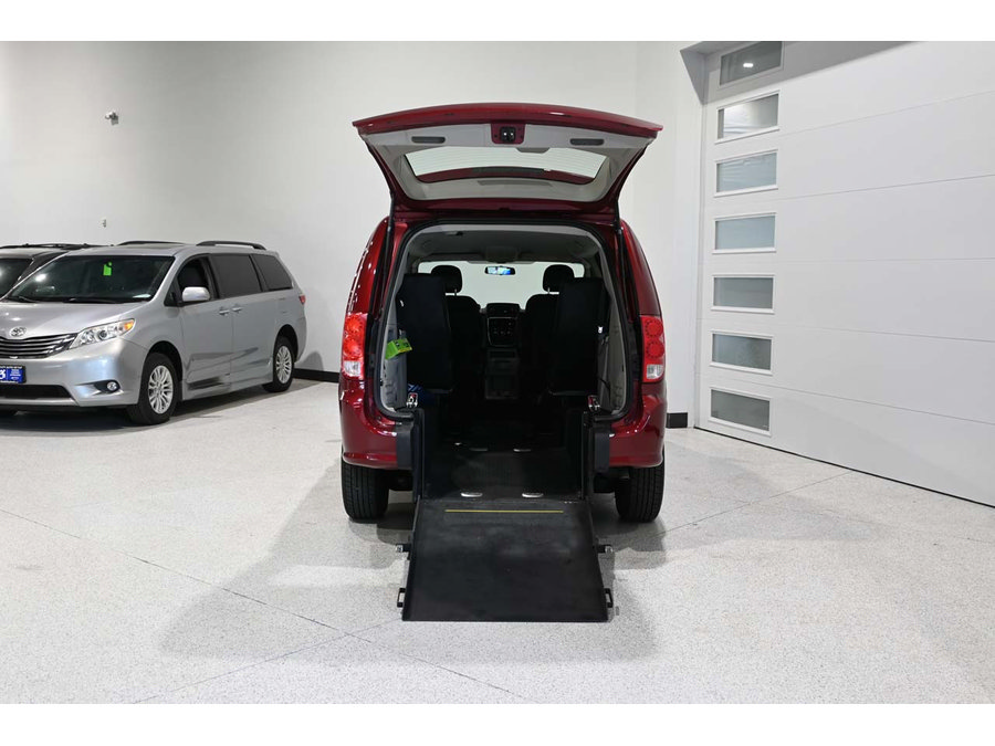 Used 2015 Dodge Grand Caravan American Value Package FWD image 18