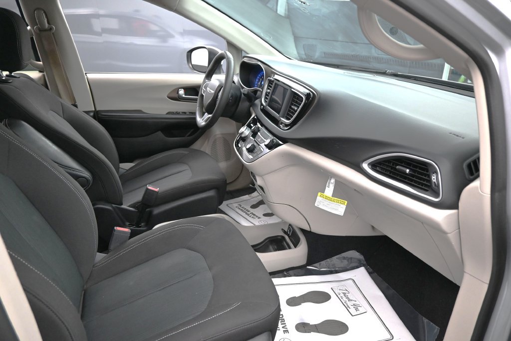 Used 2022 Chrysler Voyager LX FWD image 30