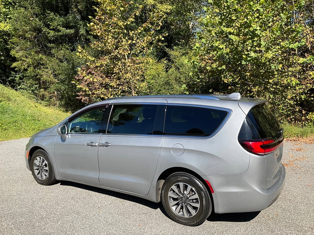 Used 2021 Chrysler Pacifica Touring-L w/ Premium & Safety Sphere Group FWD image 8