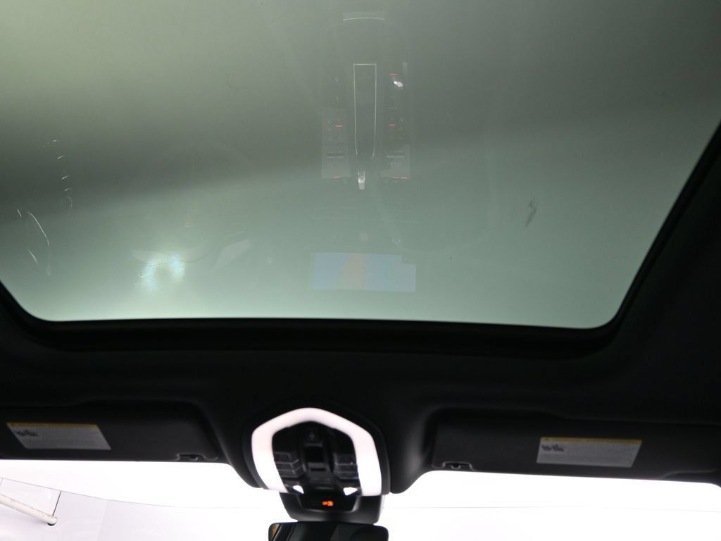 Certified 2025 Porsche Macan AWD/4WD image 25
