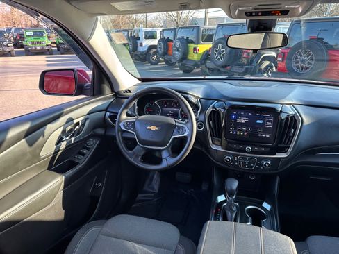 Used 2021 Chevrolet Traverse LT image 34