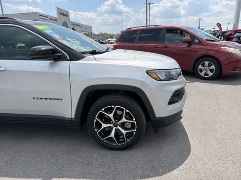 Used 2025 Jeep Compass Limited AWD/4WD image 4