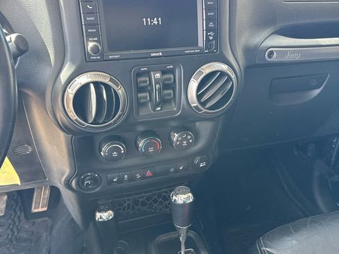 Used 2018 Jeep Wrangler Unlimited Sahara image 27