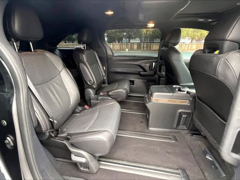 Used 2025 Toyota Sienna Platinum image 30