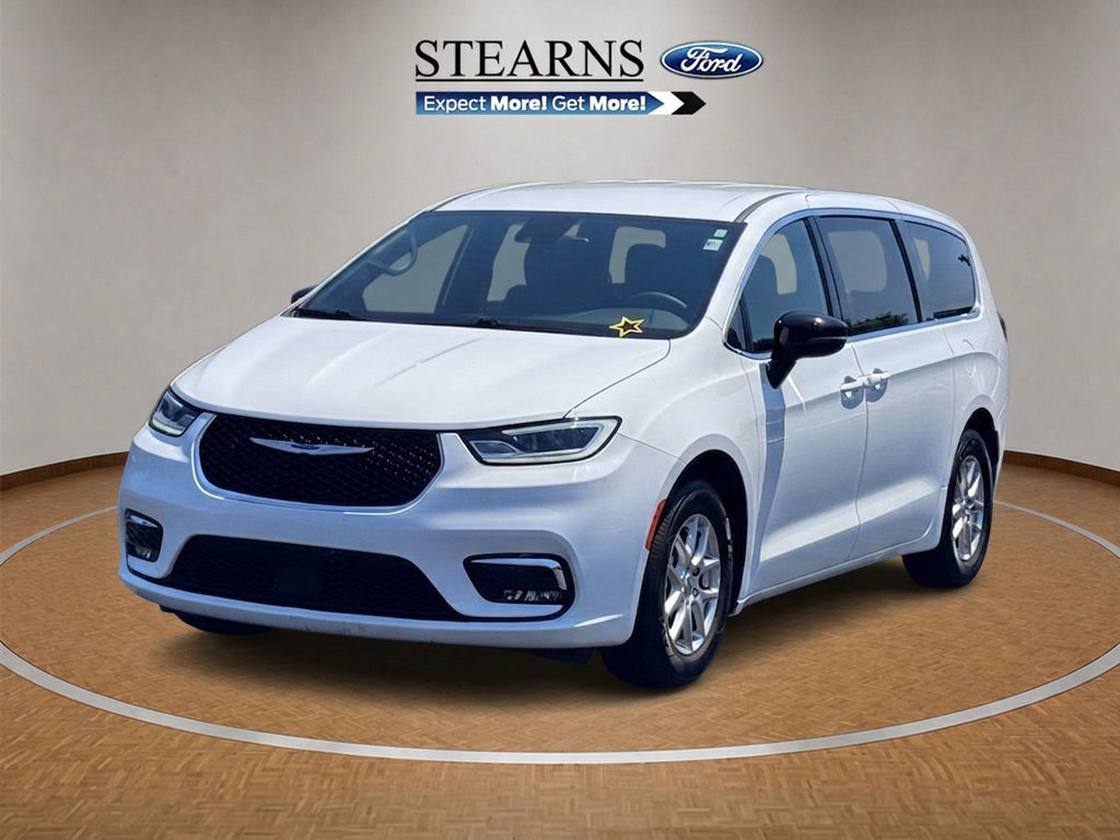 Used 2025 Chrysler Pacifica Select FWD image 2