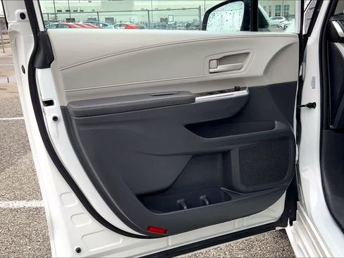 Used 2021 Toyota Sienna LE image 19