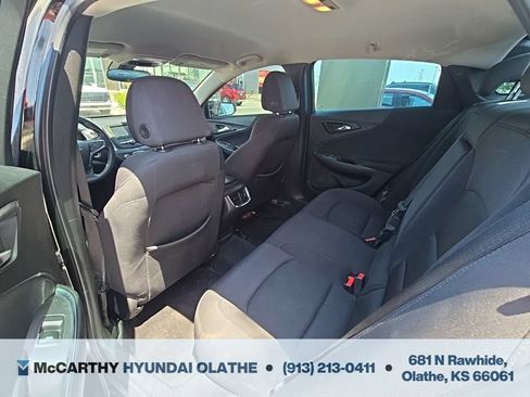 Used 2017 Chevrolet Malibu LT FWD image 4