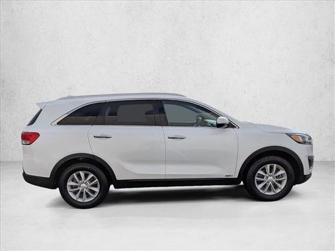 Used 2017 Kia Sorento LX w/ LX Convenience Package image 4