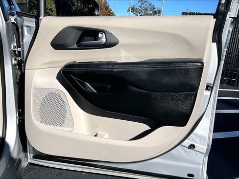 Used 2024 Chrysler Pacifica Touring-L image 27