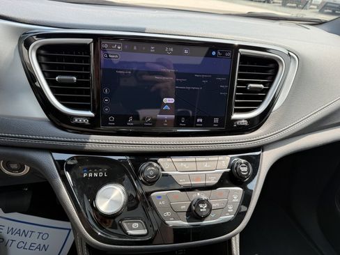 Used 2026 Chrysler Pacifica Limited FWD image 23