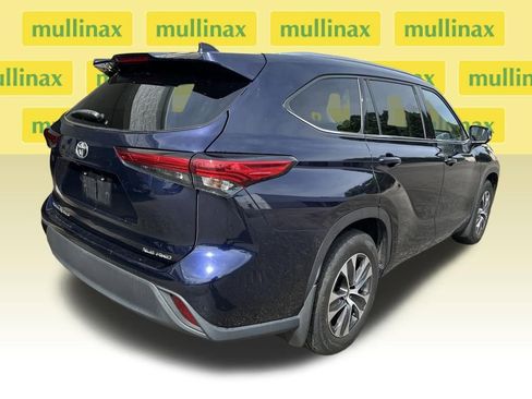 Used 2021 Toyota Highlander XLE image 2