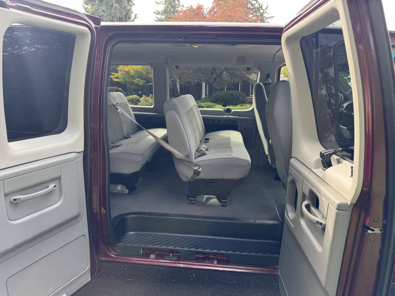 Used 2006 Ford E-350 and Econoline 350 Super Duty Wagon RWD image 24