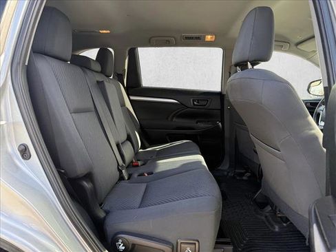 Used 2019 Toyota Highlander LE image 14