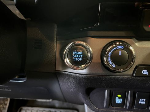 Used 2017 Toyota Tacoma TRD Sport image 24