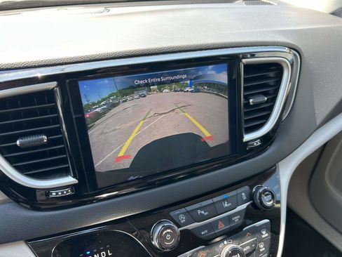 Used 2023 Chrysler Pacifica Touring-L FWD image 23