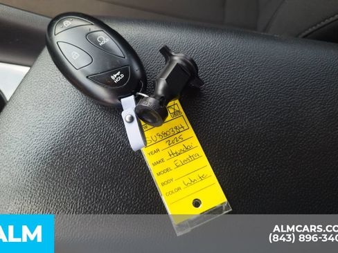 Used 2025 Hyundai Elantra SEL FWD image 22