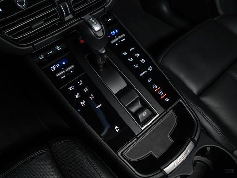 Used 2025 Porsche Macan image 25