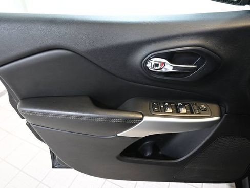 Used 2018 Jeep Cherokee Latitude Plus w/ Cold Weather Group AWD/4WD image 22