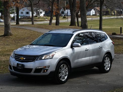 Used 2015 Chevrolet Traverse LT w/ Style and Technology Package AWD/4WD image 3