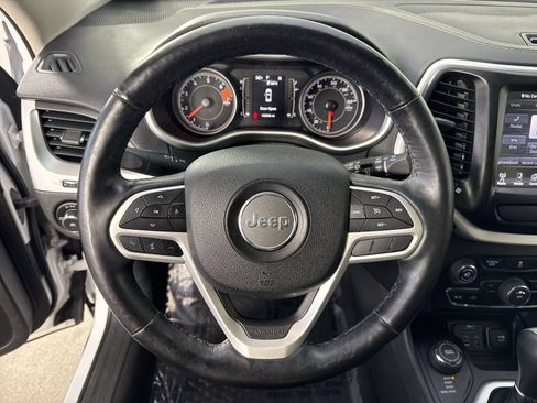 Used 2018 Jeep Cherokee Latitude Plus w/ Cold Weather Group AWD/4WD image 10