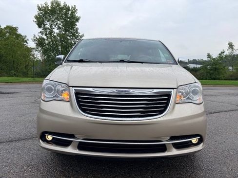 Used 2016 Chrysler Town & Country Limited Platinum w/ Trailer Tow Group FWD image 8