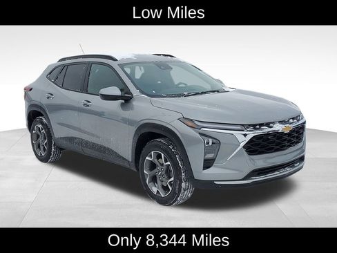 Used 2025 Chevrolet Trax LT w/ LT Convenience Package image 2
