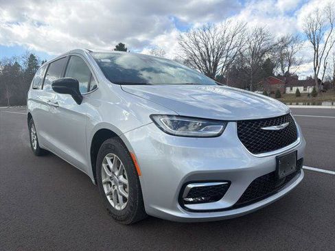 Certified 2024 Chrysler Pacifica Touring-L image 7