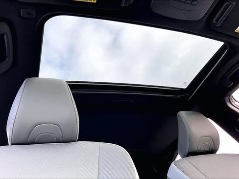 Used 2025 Toyota Camry SE image 13