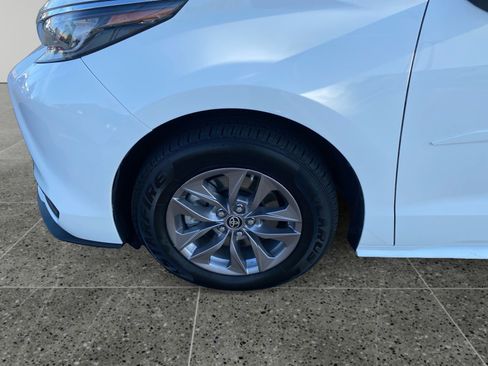Used 2024 Toyota Sienna LE AWD/4WD image 14