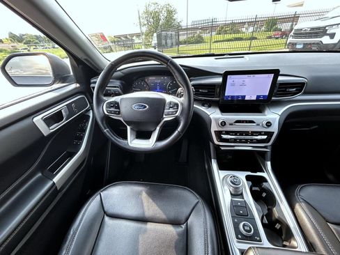 Used 2021 Ford Explorer XLT w/ Equipment Group 202A AWD/4WD image 13
