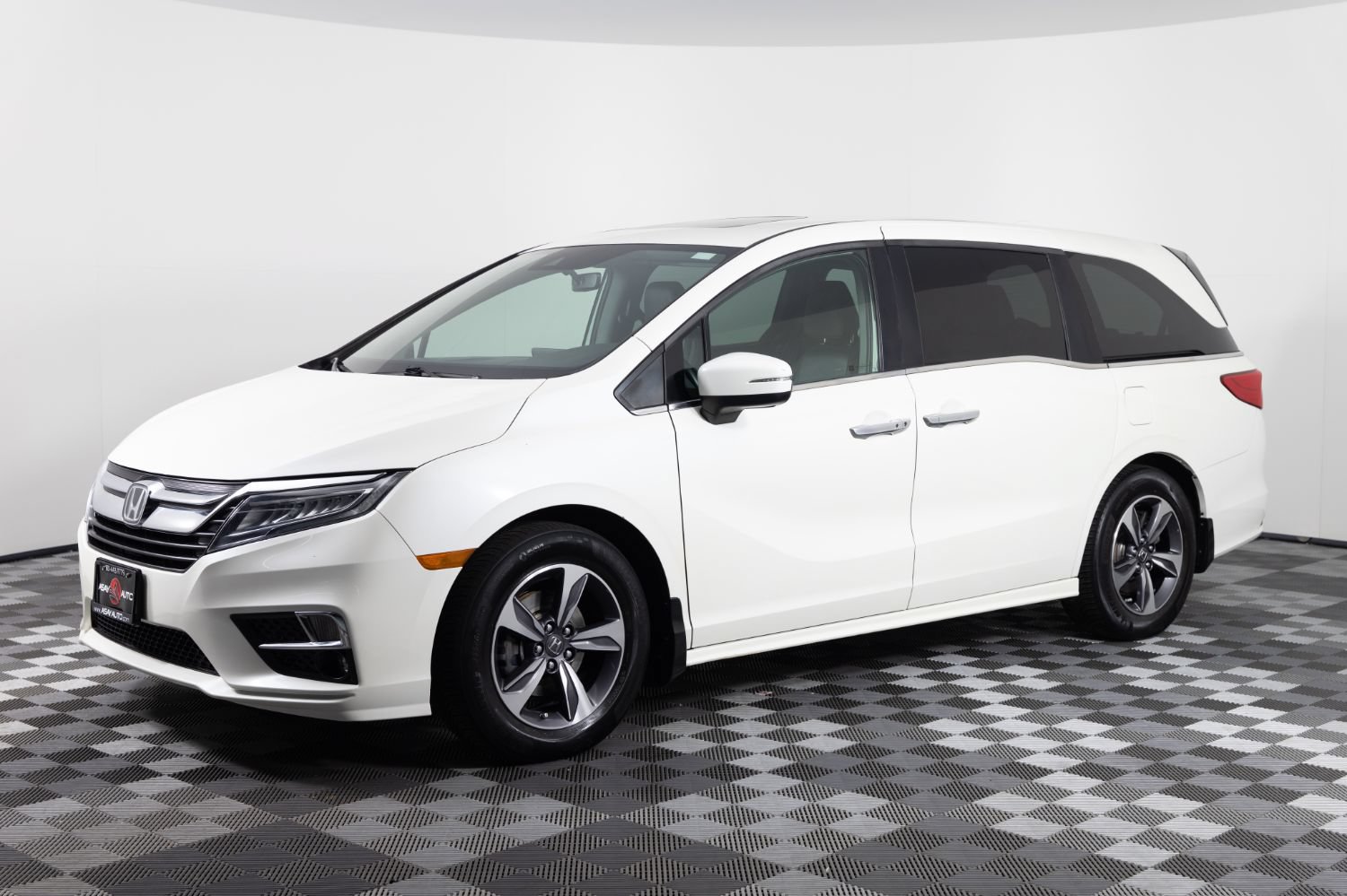 Used 2018 Honda Odyssey Touring image 1