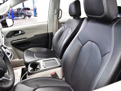 Used 2024 Chrysler Pacifica Touring-L FWD image 5