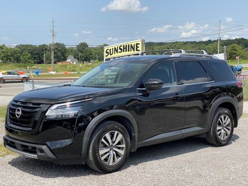 Used 2024 Nissan Pathfinder SL FWD image 2
