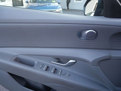 Used 2021 Hyundai Elantra SE image 13