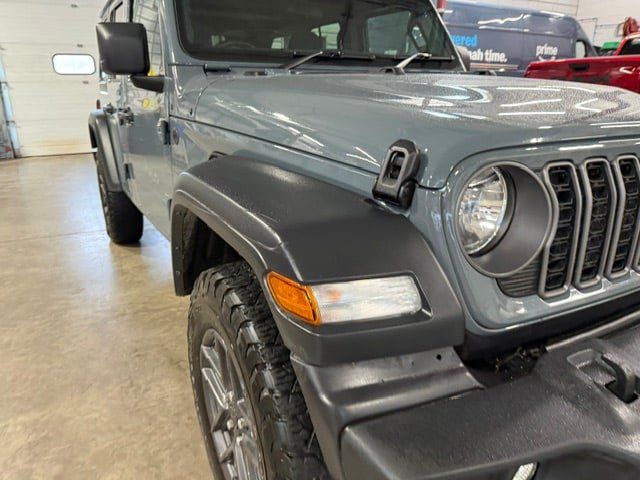 Used 2025 Jeep Wrangler Unlimited Sport w/ Convenience Group AWD/4WD image 2