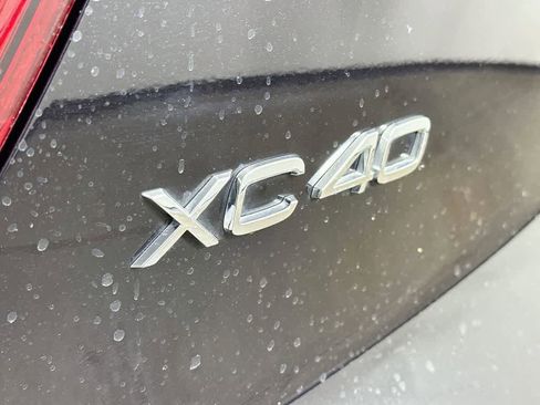 Used 2023 Volvo XC40 B5 Plus AWD/4WD image 7