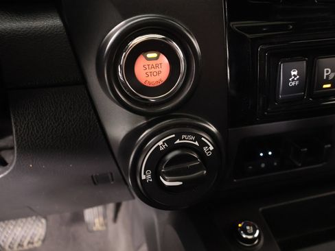 Used 2021 Nissan Titan PRO-4X w/ Pro-4x Convenience Package AWD/4WD image 9