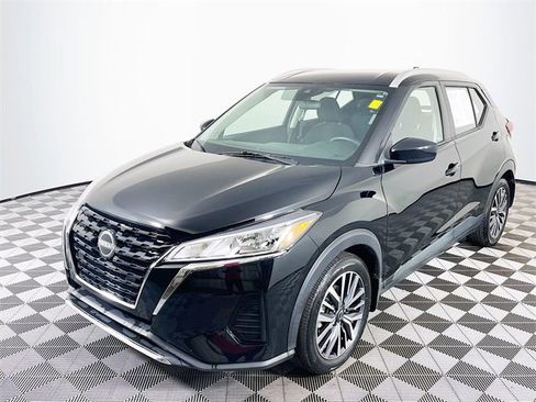 Used 2022 Nissan Kicks SV image 4