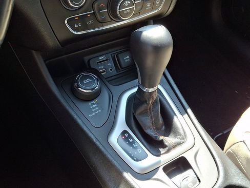 Used 2018 Jeep Cherokee Limited AWD/4WD image 16