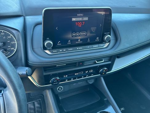 Used 2023 Nissan Rogue SV image 11