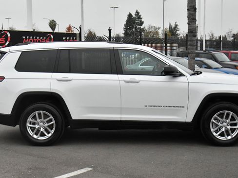 Used 2023 Jeep Grand Cherokee L Laredo image 9